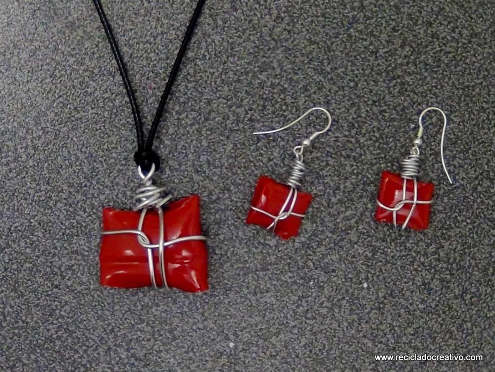 Bisutería en color rojo, realizada reciclando botellas de plástico