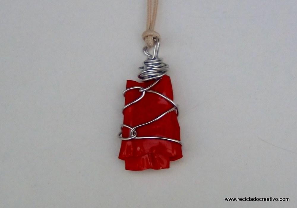 Bisutería en color rojo, realizada reciclando botellas de plástico