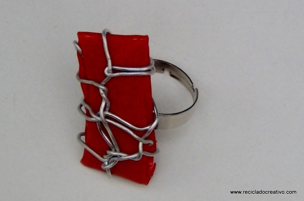 Bisutería en color rojo, realizada reciclando botellas de plástico