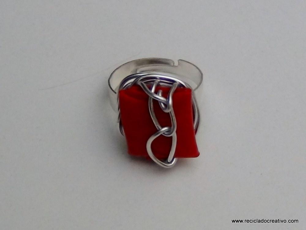 Bisutería en color rojo, realizada reciclando botellas de plástico
