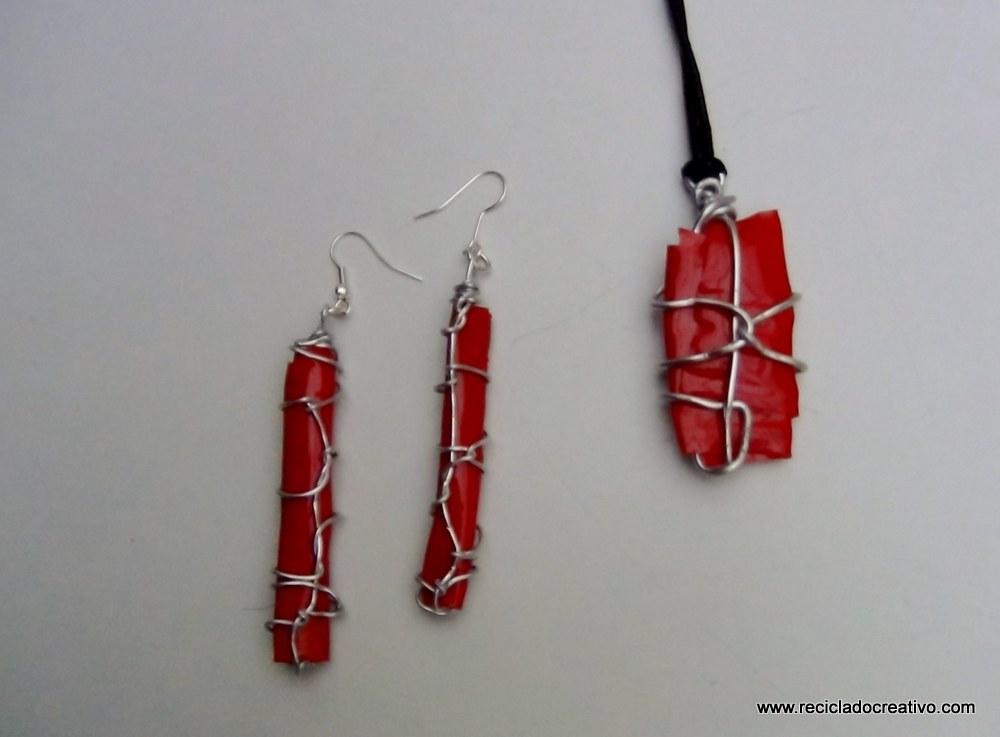 Bisutería en color rojo, realizada reciclando botellas de plástico