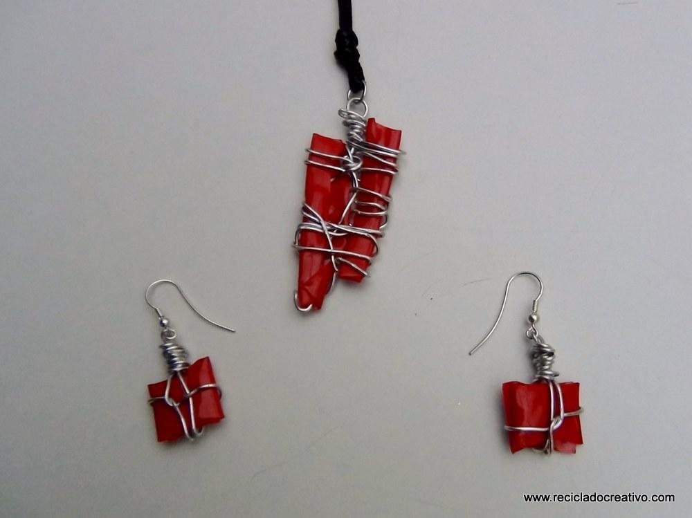 Bisutería en color rojo, realizada reciclando botellas de plástico