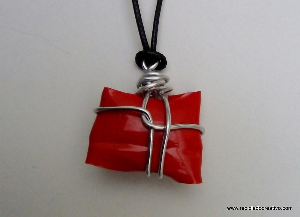 Bisutería en color rojo, realizada reciclando botellas de plástico