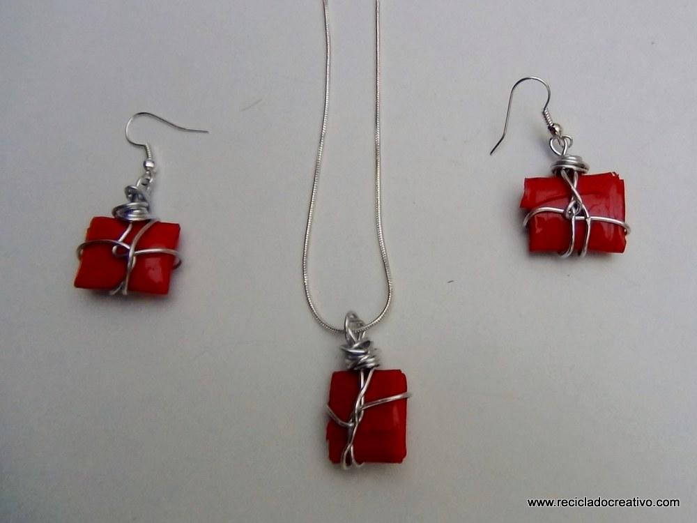 Bisutería en color rojo, realizada reciclando botellas de plástico