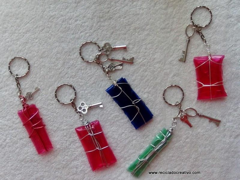 Llaveros realizados con plástico de botellas y una plancha de ropa