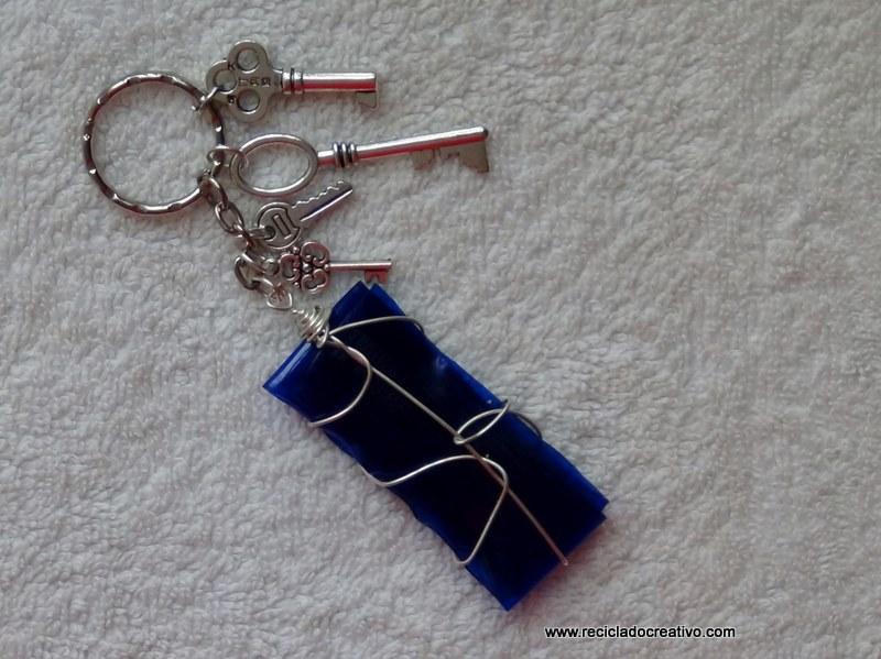 Llaveros realizados con plástico de botellas y una plancha de ropa