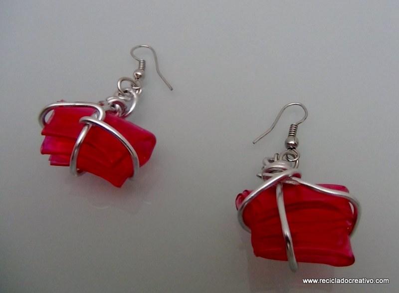 Bisuteria realizada con botellas de plastico recicladas. reciclado creativo. rosa montesa