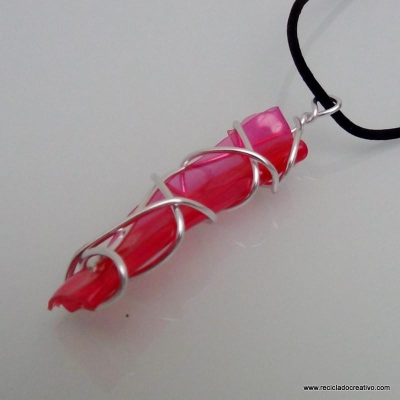 Bisuteria realizada con botellas de plastico recicladas. reciclado creativo. rosa montesa