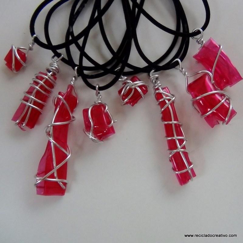 Bisuteria realizada con botellas de plastico recicladas. reciclado creativo. rosa montesa