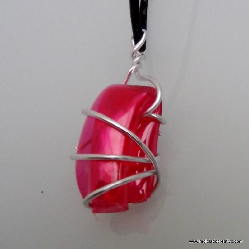 Bisuteria realizada con botellas de plastico recicladas. reciclado creativo. rosa montesa