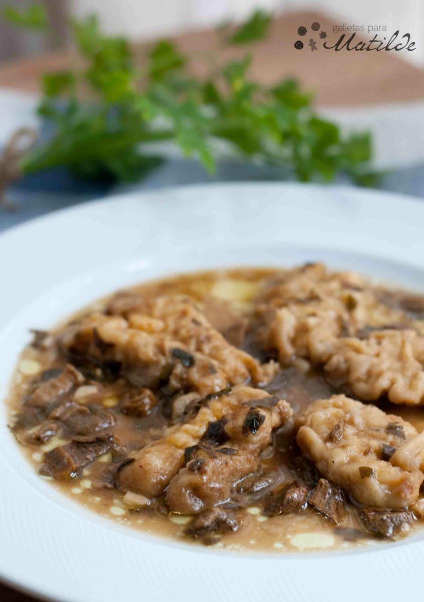 Cocochas o kokotchas de bacalao con salsa de boletus