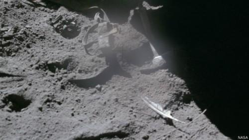 El comandante Scott dejo una pluma de halcón y un martillo para demostrar la teoría de Galileo.