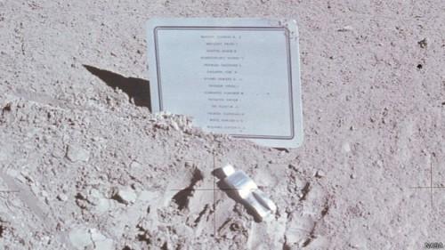 El artista belga Paul van Hoeydonck creo un recuerdo dejado en la Luna en honor a astronautas y cosmonautas fallecidos. 