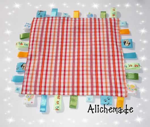 Vista posterior de la mantita para Joel con cintas.