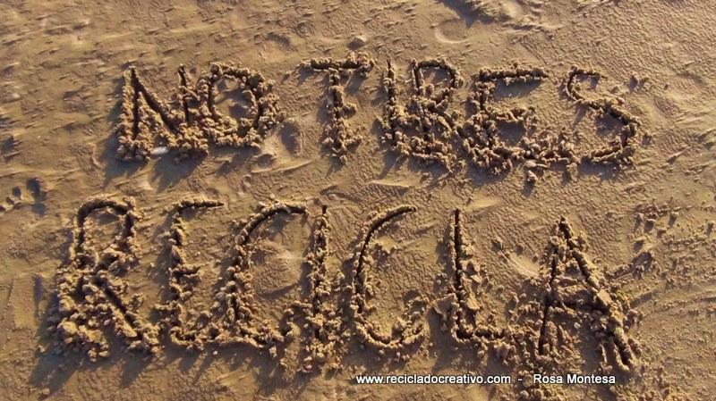 No tires, recicla Frases de Reciclado Creativo en la arena (2)