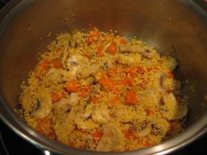 Añadimos el mijo y lo mezclamos con las verduras