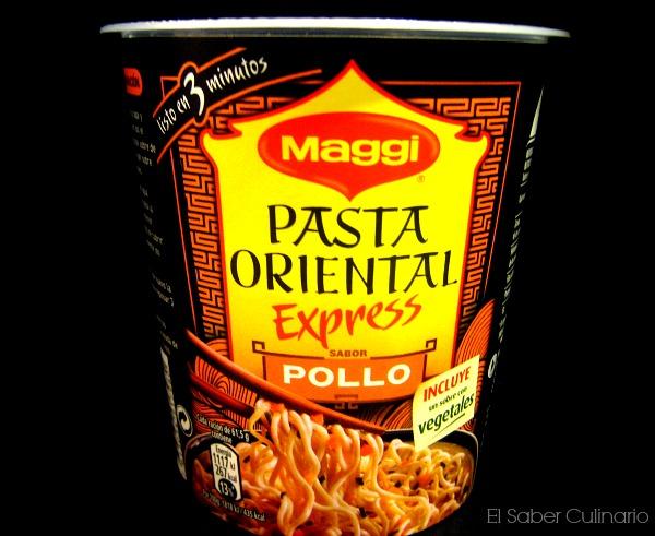 Probando los vasitos de pasta oriental express de Maggi