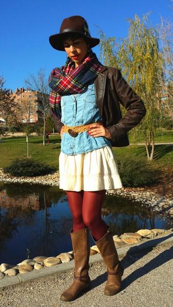 Con Sombrero de caza