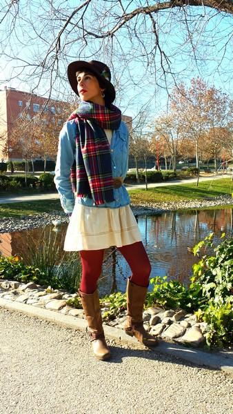 Con Sombrero de caza