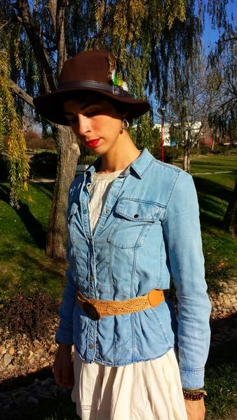 Con Sombrero de caza