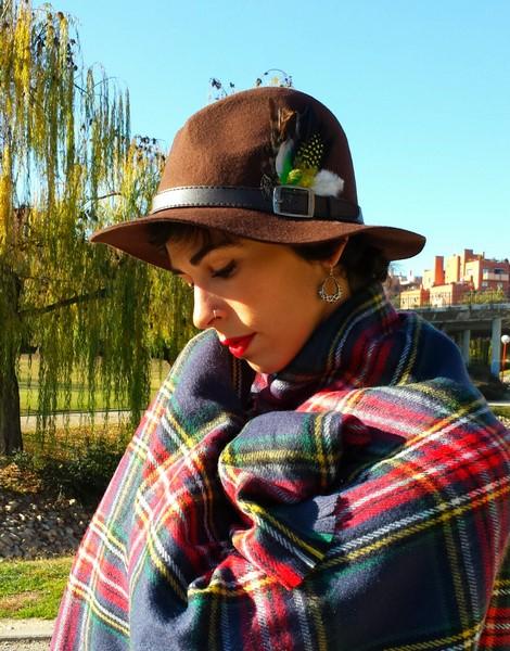 Con Sombrero de caza