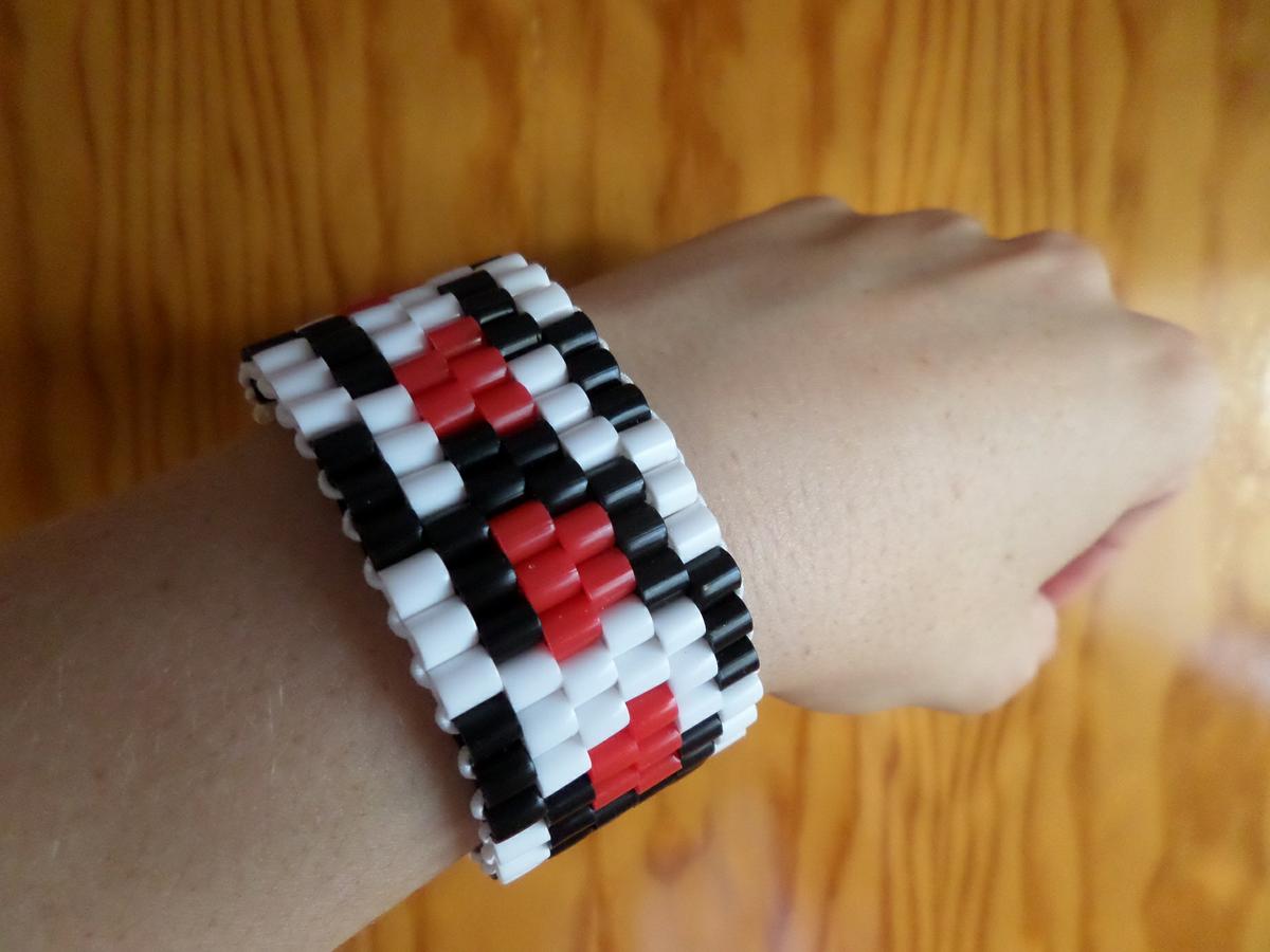 Pulsera blanca, negra y roja - Hama Beads