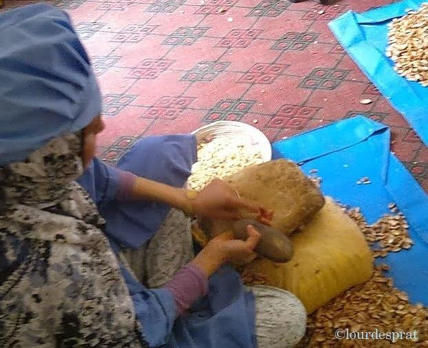 Mujer trabajando el Argán