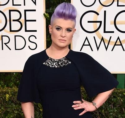 Kelly Osbourne pelo lila tupé Globos de oro 2015
