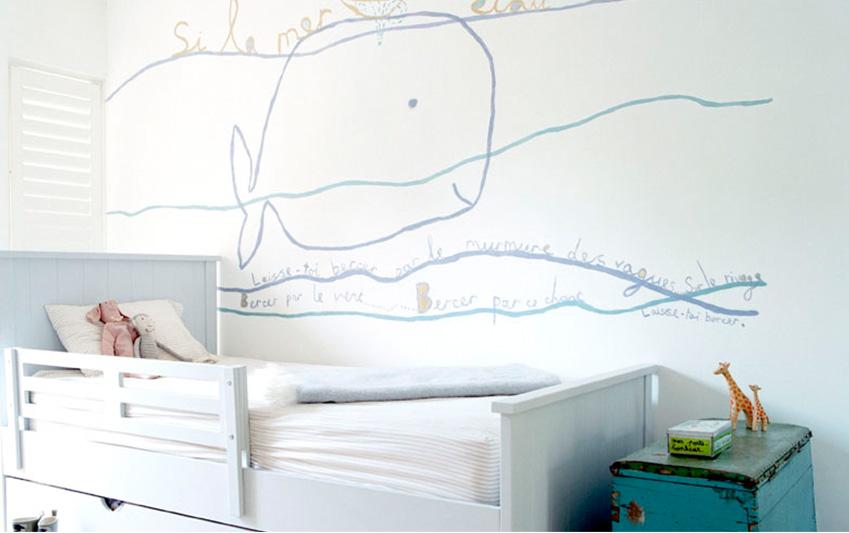 pintar una ballena en la pared de la habitación infantil