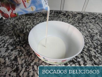 vertemos la nata (crema de leche) para montar en el bol