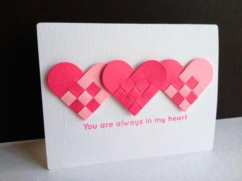 tarjeta de San Valentín original con varios conrazones de fieltro