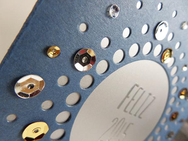 Tarjeta felicitación año nuevo con troquel y sequins