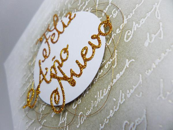 Tarjeta creativa navideña con embossing e hilo dorado