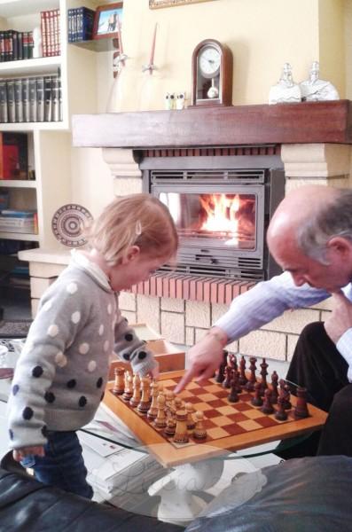 Jugando al ajedrez con el abuelo