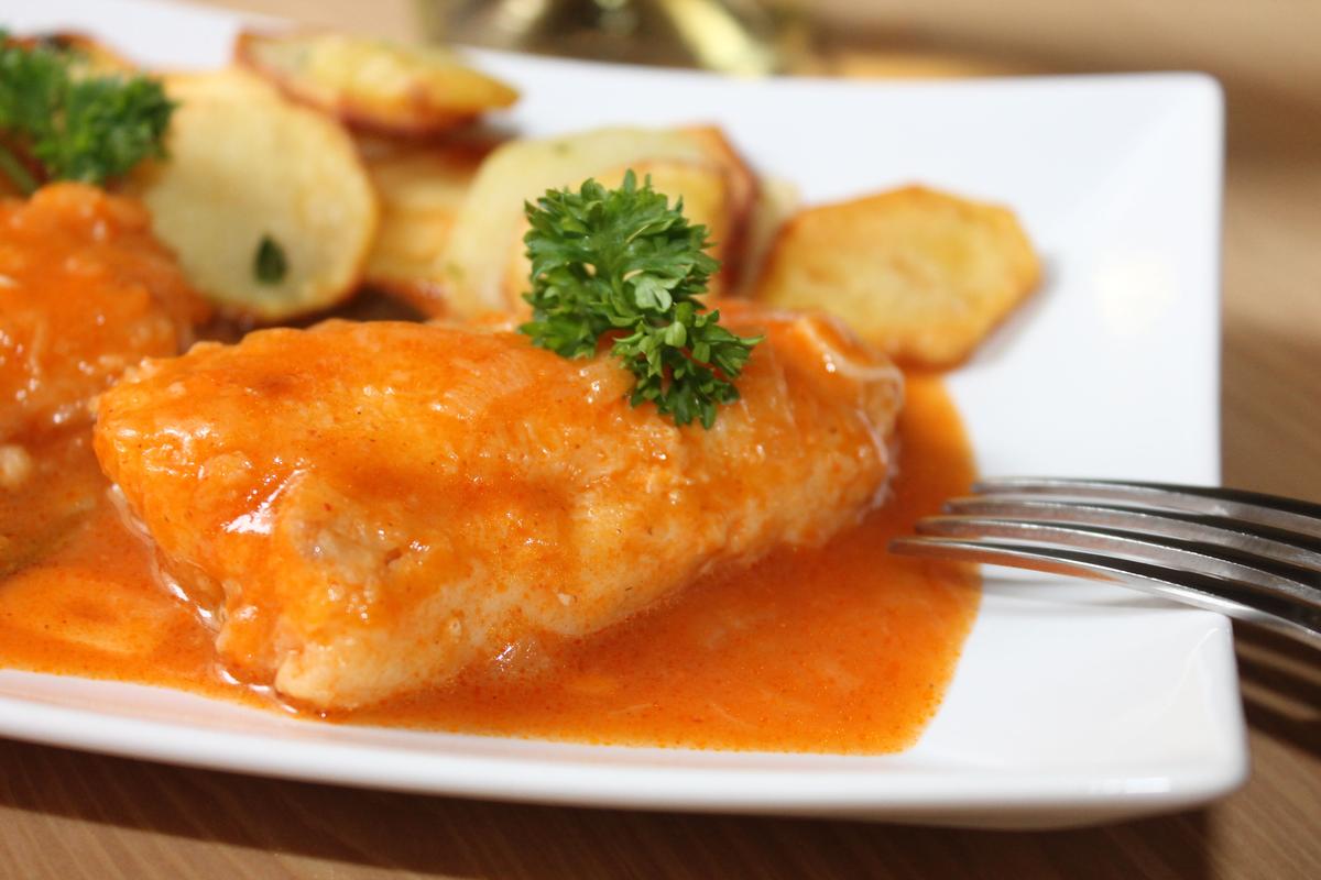 MERLUZA EN SALSA ROJA RECETA