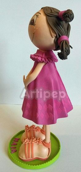 Fofucha niña con vestido rosa y sandalias