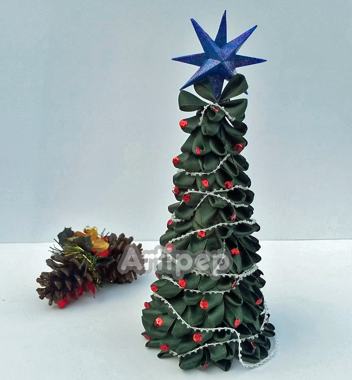 árbol de navidad adornado hecho a mano