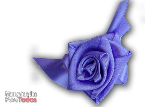 rosa con cinta decorativa