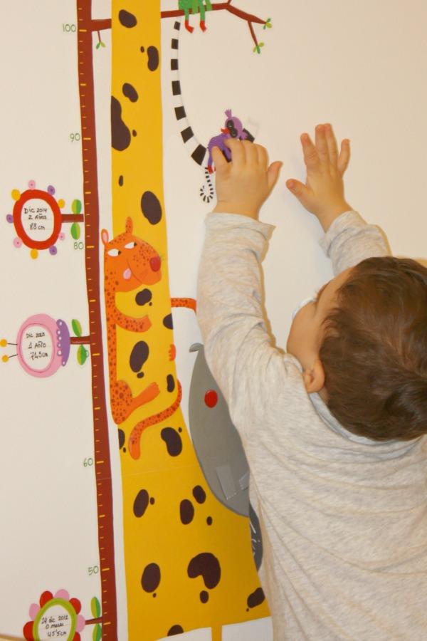 niño medidor jirafa