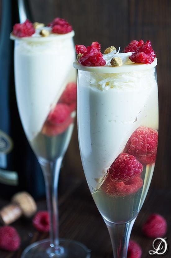 Copa de Mousse de Chocolate Blanco con Gelatina de Cava y Frambuesas