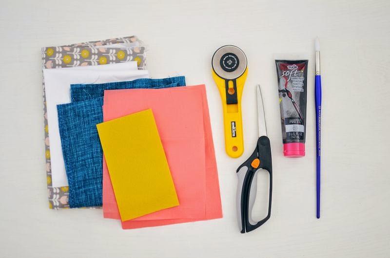 Small & Lowcost: Diy cojín con forma de casa hecho con telas2