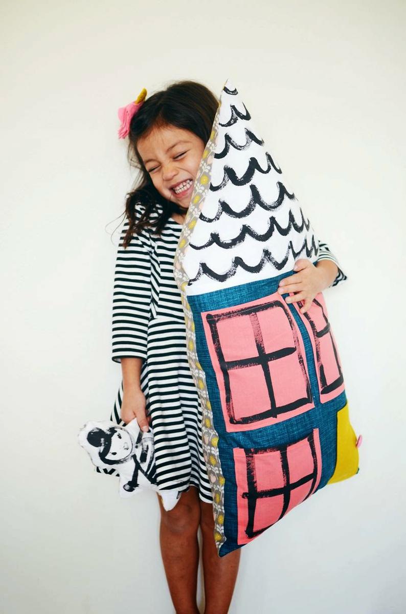 Small & Lowcost: Diy cojín con forma de casa hecho con telas12