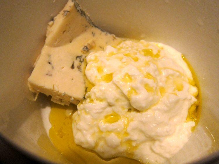 Endivias-con-salsa-de-yogur-gorgonzola-y-nueces-