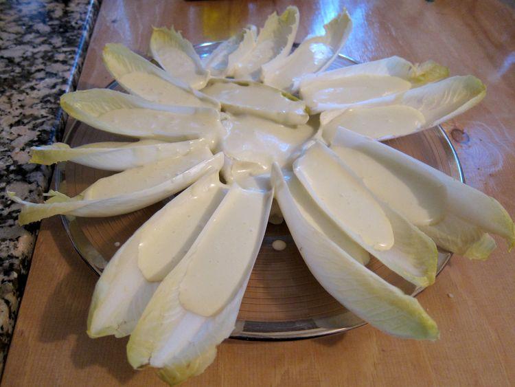 Endivias-con-salsa-de-yogur-gorgonzola-y-nueces-