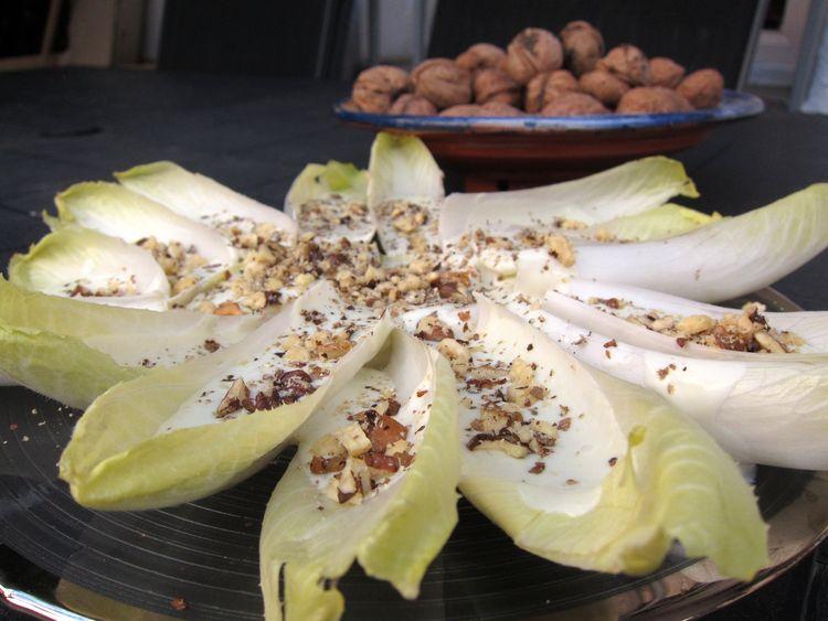 Endivias-con-salsa-de-yogur-gorgonzola-y-nueces-