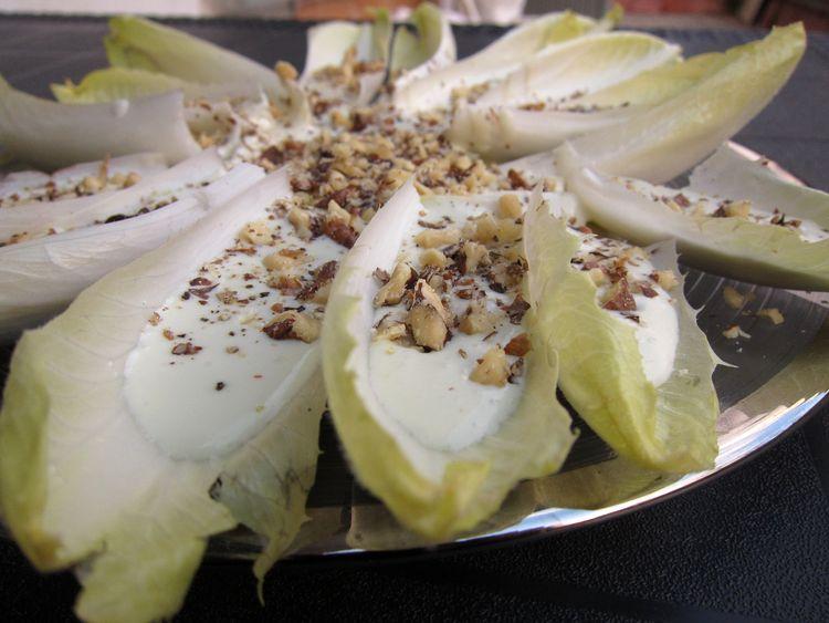 Endivias-con-salsa-de-yogur-gorgonzola-y-nueces-