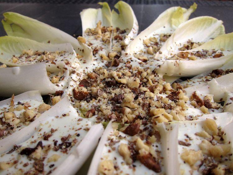 Endivias-con-salsa-de-yogur-gorgonzola-y-nueces-