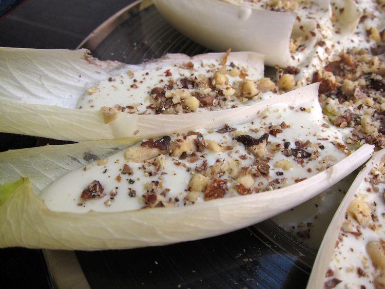 Endivias-con-salsa-de-yogur-gorgonzola-y-nueces-