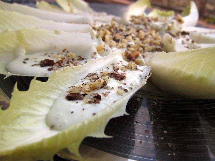 Endivias-con-salsa-de-yogur-gorgonzola-y-nueces-