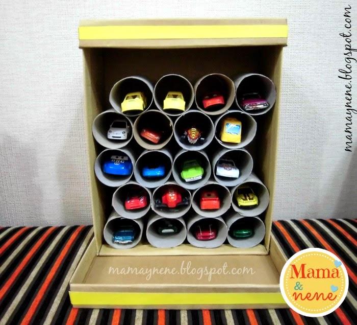 Parking para coches de juguete con tubos de cartón